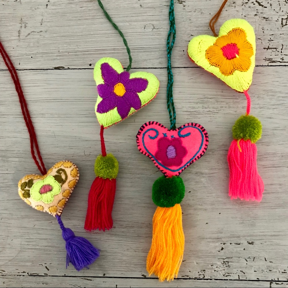 ✨HP✨Beautiful Handmade Heart Shape Pom poms